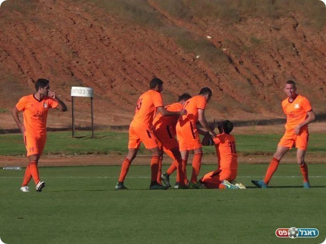 שחקני נס ציונה חוגגים ניצחון יקר (שקד מורג)